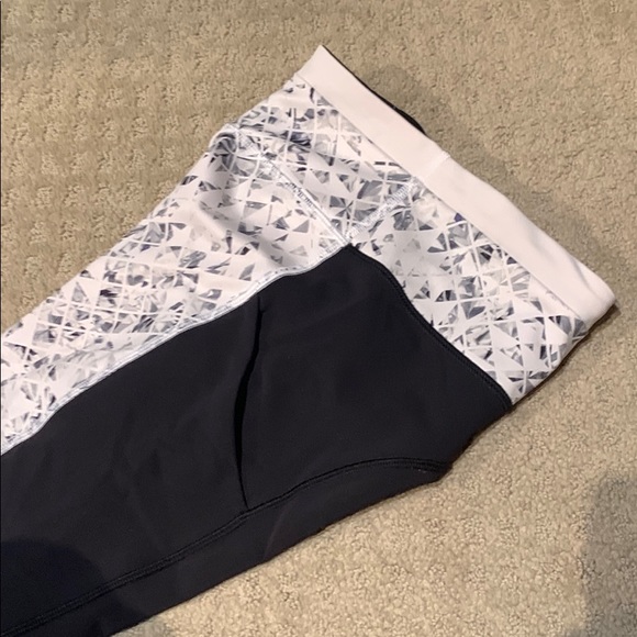 Lululemon black legging with front print - Picture 4 of 4